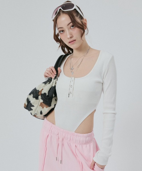 BLONDEY（ブロンディ）の「ヘンリーネックハイレグトップス（Tシャツ/カットソー・レディース・ホワイト/ブラック/カーキ・FREE）」の5枚目の写真