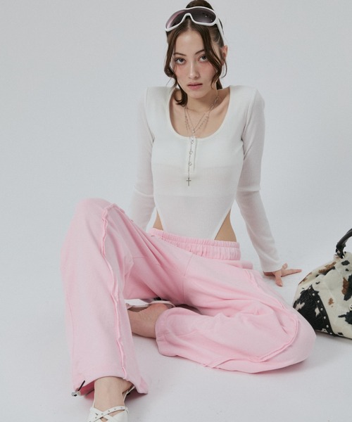 BLONDEY（ブロンディ）の「ヘンリーネックハイレグトップス（Tシャツ/カットソー・レディース・ホワイト/ブラック/カーキ・FREE）」の4枚目の写真