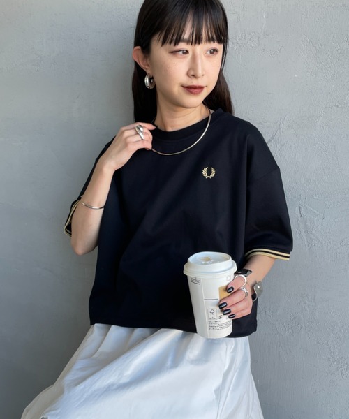 FRED PERRY（フレッドペリー）の「[FRED PERRY/フレッドペリー] 別注 ツインティップライン ワンポイントロゴ刺繍 ショートポンチTシャツ（Tシャツ/カットソー・レディース・オートミール/チャコールグレー/ブラック/ホワイト・8/10）」の20枚目の写真