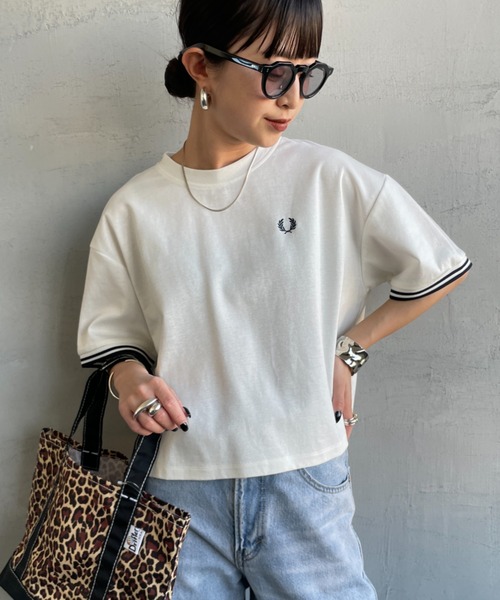 FRED PERRY（フレッドペリー）の「[FRED PERRY/フレッドペリー] 別注 ツインティップライン ワンポイントロゴ刺繍 ショートポンチTシャツ（Tシャツ/カットソー・レディース・オートミール/チャコールグレー/ブラック/ホワイト・8/10）」の12枚目の写真