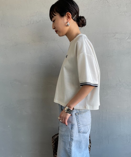 FRED PERRY（フレッドペリー）の「[FRED PERRY/フレッドペリー] 別注 ツインティップライン ワンポイントロゴ刺繍 ショートポンチTシャツ（Tシャツ/カットソー・レディース・オートミール/チャコールグレー/ブラック/ホワイト・8/10）」の14枚目の写真
