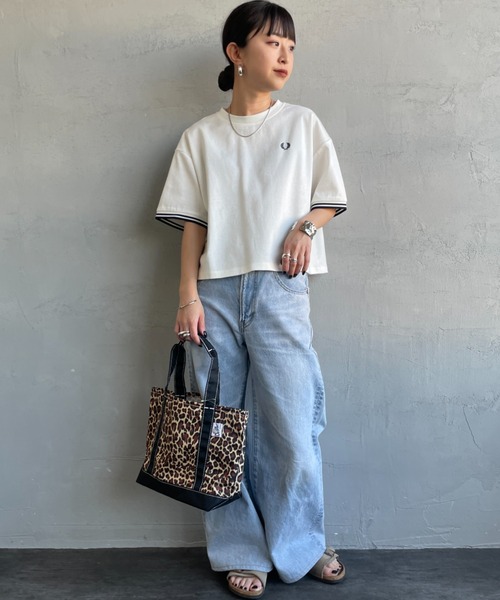 FRED PERRY（フレッドペリー）の「[FRED PERRY/フレッドペリー] 別注 ツインティップライン ワンポイントロゴ刺繍 ショートポンチTシャツ（Tシャツ/カットソー・レディース・オートミール/チャコールグレー/ブラック/ホワイト・8/10）」の16枚目の写真