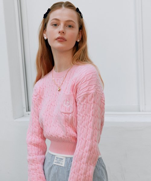 ROLAROLA（ロラロラ）の「ROUND NECK CABLE KNIT PINK（ニット/セーター・レディース・ピンク・FREE）」の2枚目の写真
