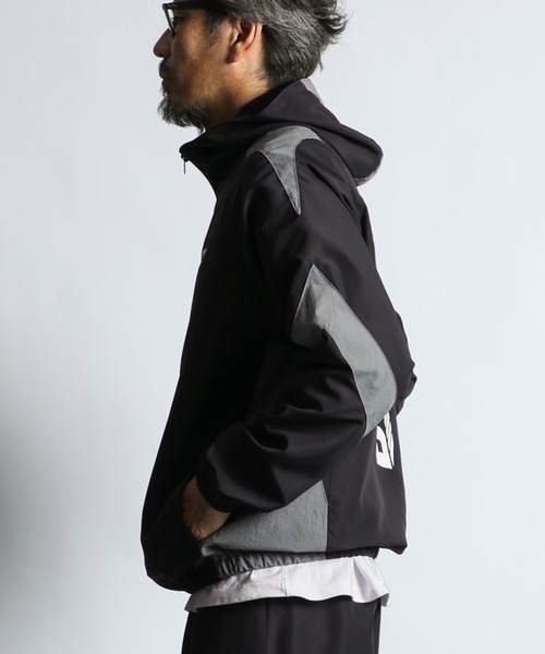 The DUFFER of ST.GEORGE（ザダファーオブセントジョージ）の「【WEB限定アイテム】DG84 PERFORMANCE HOODED JACKET：セットアップ対応【DUFFER】DG84 パフォーマンス フーデッド ジャケット（ナイロンジャケット・メンズ・ブラック・SMALL/MEDIUM/LARGE/X-LARGE）」の6枚目の写真