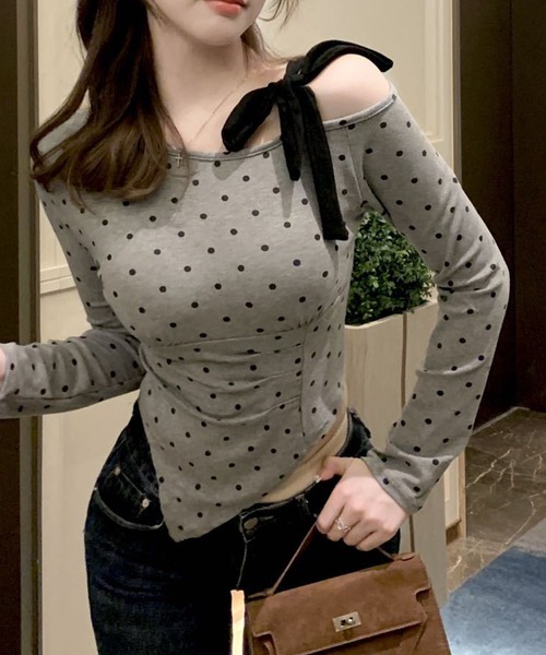 GLAMOROUS JANE(グラマラスジェーン)の「ワンショル肩リボンドット柄トップス(Tシャツ/カットソー・レディース・グレー/ブラック/ホワイト・FREE)」の1枚目の写真