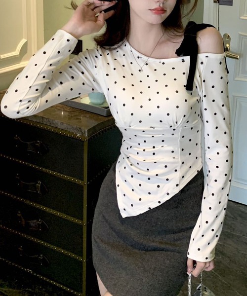 GLAMOROUS JANE(グラマラスジェーン)の「ワンショル肩リボンドット柄トップス(Tシャツ/カットソー・レディース・グレー/ブラック/ホワイト・FREE)」の9枚目の写真