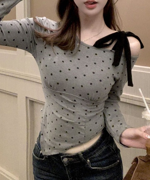 GLAMOROUS JANE(グラマラスジェーン)の「ワンショル肩リボンドット柄トップス(Tシャツ/カットソー・レディース・グレー/ブラック/ホワイト・FREE)」の5枚目の写真