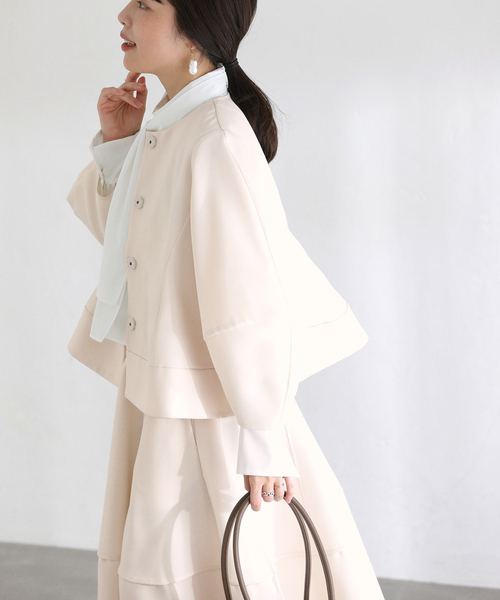 La TOTALITE(ラトータリテ)の「【洗える】ボンディングショートペプラムジャケット(ノーカラージャケット・レディース・アイボリー/ネイビー・FREE)」の4枚目の写真