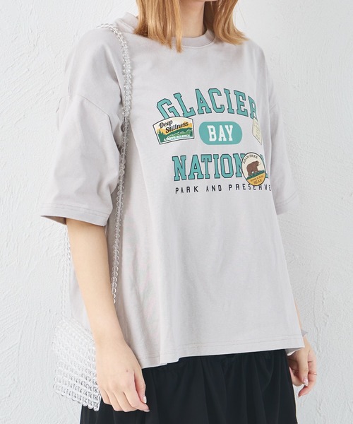 pairmanon(ペアマノン)の「【綿100%】【リンクコーデ】【ママサイズ】ロゴプリント ルーズ半袖Tシャツ(Tシャツ/カットソー・レディース・ブルー/ピンク系その他/グレイッシュベージュ・FREE)」の1枚目の写真
