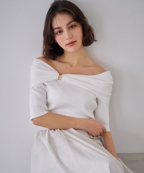 NOELA（ノエラ）の「オフショルパーツデザインニット（ニット/セーター・レディース・ベージュ/ネイビー/オフホワイト・フリー）」の4枚目の写真