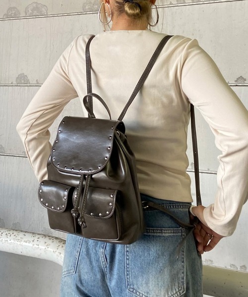 non-hedge(ノンヘッジ)の「スタッズ合成皮革リュックサック(バックパック/リュック・レディース・ブラック/アイボリー/チャコールグレー・FREE)」の3枚目の写真