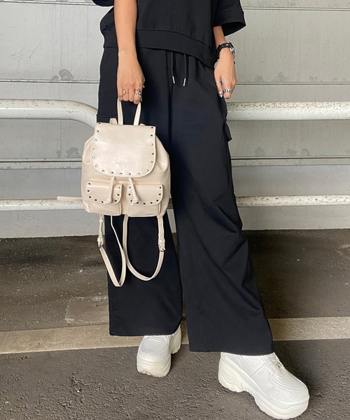 non-hedge(ノンヘッジ)の「スタッズ合成皮革リュックサック(バックパック/リュック・レディース・ブラック/アイボリー/チャコールグレー・FREE)」の4枚目の写真