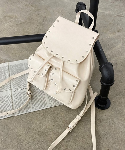 non-hedge(ノンヘッジ)の「スタッズ合成皮革リュックサック(バックパック/リュック・レディース・ブラック/アイボリー/チャコールグレー・FREE)」の9枚目の写真