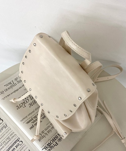 non-hedge(ノンヘッジ)の「スタッズ合成皮革リュックサック(バックパック/リュック・レディース・ブラック/アイボリー/チャコールグレー・FREE)」の16枚目の写真