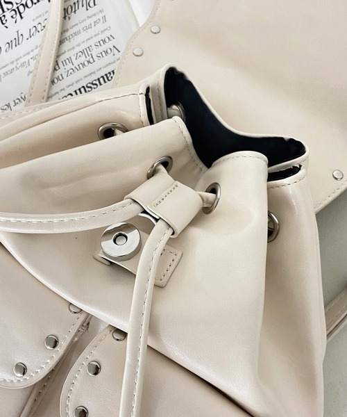 non-hedge(ノンヘッジ)の「スタッズ合成皮革リュックサック(バックパック/リュック・レディース・ブラック/アイボリー/チャコールグレー・FREE)」の21枚目の写真