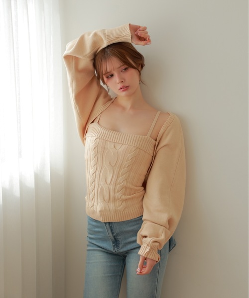M DOLLY(エムドリー)の「camisole cableknit elio ensemble/キャミソールケーブルニットエリオアンサンブル(アンサンブル・レディース・ブルー/ベージュ・FREE)」の4枚目の写真