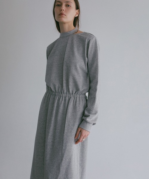 MANOF(マノフ)の「BACK CUT SWEAT DRESS(ワンピース・レディース・ブラック/グレー・F)」の1枚目の写真