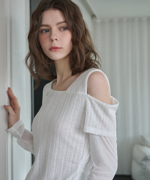 MICANE(ミケーネ)の「エリーワンショルダーティー(Tシャツ/カットソー・レディース・アイボリー/ブラック・MEDIUM/LARGE/SMALL/X-LARGE)」の3枚目の写真