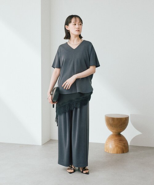 RIVE DROITE（リヴドロワ）の「【セットアップ着用可能/接触冷感】ドレーピーカットソー（Tシャツ/カットソー・レディース・オフホワイト/ブラウン/チャコールグレー・FREE）」の10枚目の写真