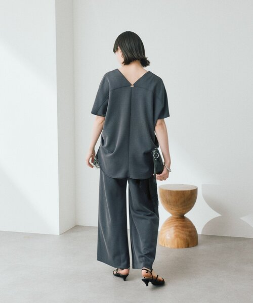 RIVE DROITE（リヴドロワ）の「【セットアップ着用可能/接触冷感】ドレーピーカットソー（Tシャツ/カットソー・レディース・オフホワイト/ブラウン/チャコールグレー・FREE）」の12枚目の写真