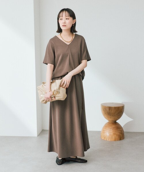 RIVE DROITE（リヴドロワ）の「【セットアップ着用可能/接触冷感】ドレーピーカットソー（Tシャツ/カットソー・レディース・オフホワイト/ブラウン/チャコールグレー・FREE）」の15枚目の写真