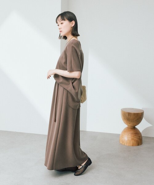 RIVE DROITE（リヴドロワ）の「【セットアップ着用可能/接触冷感】ドレーピーカットソー（Tシャツ/カットソー・レディース・オフホワイト/ブラウン/チャコールグレー・FREE）」の4枚目の写真