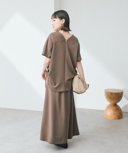 RIVE DROITE（リヴドロワ）の「【セットアップ着用可能/接触冷感】ドレーピーカットソー（Tシャツ/カットソー・レディース・オフホワイト/ブラウン/チャコールグレー・FREE）」の5枚目の写真