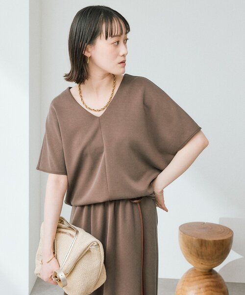 RIVE DROITE（リヴドロワ）の「【セットアップ着用可能/接触冷感】ドレーピーカットソー（Tシャツ/カットソー・レディース・オフホワイト/ブラウン/チャコールグレー・FREE）」の6枚目の写真