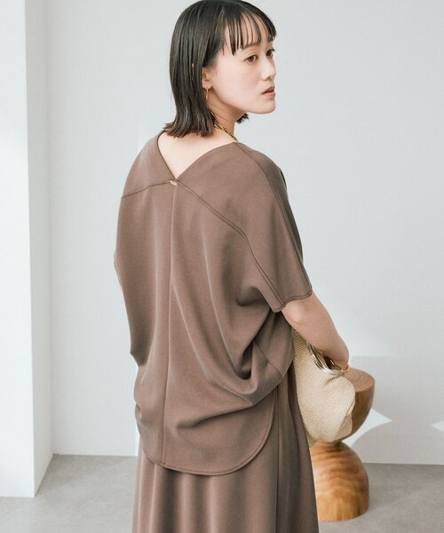 RIVE DROITE(リヴドロワ)の「【セットアップ対応可能/接触冷感】ドレーピーカットソー(Tシャツ/カットソー・レディース・オフホワイト/ブラウン/チャコールグレー・FREE)」の7枚目の写真