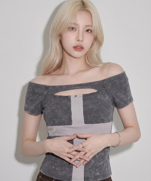 .KOM(ドットコム)の「A'GEM/9 × .kom 『.KOM/ドットケーオーエム』フロントクロスデザイン半袖トップス(Tシャツ/カットソー・レディース・グレー/ブラック/ライトグレー・FREE)」の1枚目の写真