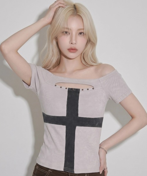 .KOM(ドットコム)の「A'GEM/9 × .kom 『.KOM/ドットケーオーエム』フロントクロスデザイン半袖トップス(Tシャツ/カットソー・レディース・グレー/ブラック/ライトグレー・FREE)」の3枚目の写真