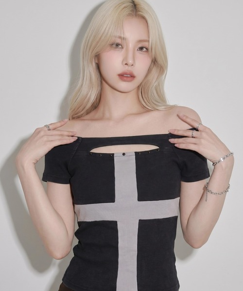 .KOM(ドットコム)の「A'GEM/9 × .kom 『.KOM/ドットケーオーエム』フロントクロスデザイン半袖トップス(Tシャツ/カットソー・レディース・グレー/ブラック/ライトグレー・FREE)」の2枚目の写真