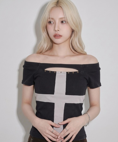 .KOM(ドットコム)の「A'GEM/9 × .kom 『.KOM/ドットケーオーエム』フロントクロスデザイン半袖トップス(Tシャツ/カットソー・レディース・グレー/ブラック/ライトグレー・FREE)」の9枚目の写真