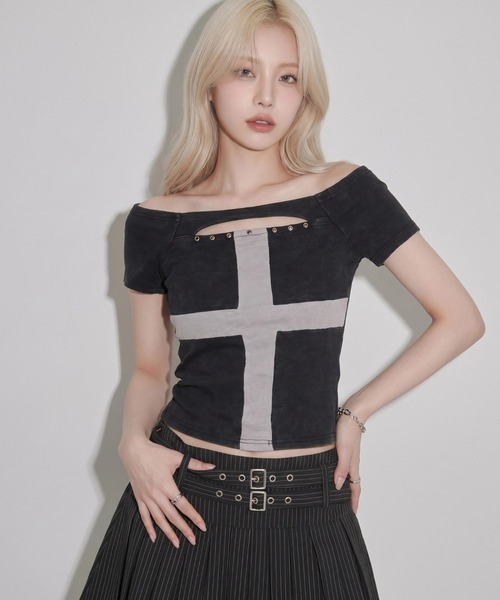 .KOM(ドットコム)の「A'GEM/9 × .kom 『.KOM/ドットケーオーエム』フロントクロスデザイン半袖トップス(Tシャツ/カットソー・レディース・グレー/ブラック/ライトグレー・FREE)」の7枚目の写真