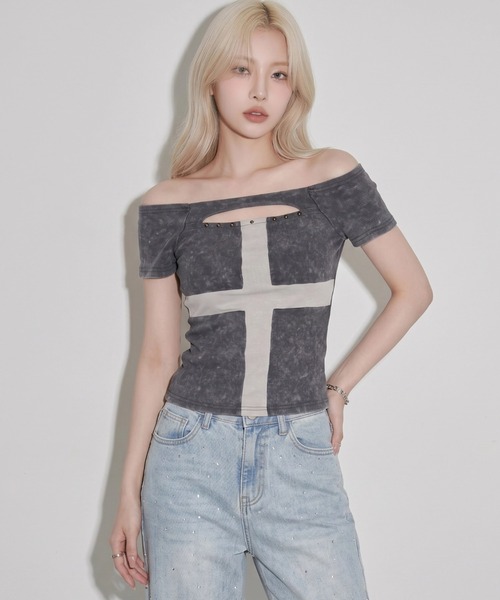 .KOM(ドットコム)の「A'GEM/9 × .kom 『.KOM/ドットケーオーエム』フロントクロスデザイン半袖トップス(Tシャツ/カットソー・レディース・グレー/ブラック/ライトグレー・FREE)」の6枚目の写真