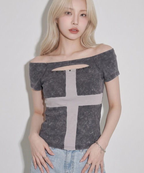 .KOM(ドットコム)の「A'GEM/9 × .kom 『.KOM/ドットケーオーエム』フロントクロスデザイン半袖トップス(Tシャツ/カットソー・レディース・グレー/ブラック/ライトグレー・FREE)」の4枚目の写真
