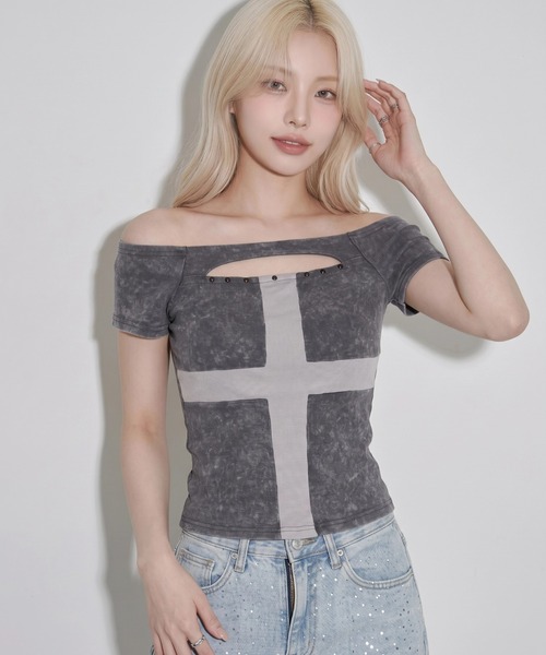 .KOM(ドットコム)の「A'GEM/9 × .kom 『.KOM/ドットケーオーエム』フロントクロスデザイン半袖トップス(Tシャツ/カットソー・レディース・グレー/ブラック/ライトグレー・FREE)」の5枚目の写真