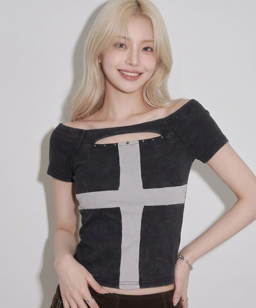 .KOM(ドットコム)の「A'GEM/9 × .kom 『.KOM/ドットケーオーエム』フロントクロスデザイン半袖トップス(Tシャツ/カットソー・レディース・グレー/ブラック/ライトグレー・FREE)」の8枚目の写真