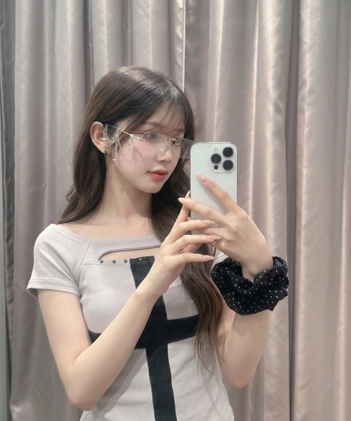 .KOM(ドットコム)の「A'GEM/9 × .kom 『.KOM/ドットケーオーエム』フロントクロスデザイン半袖トップス(Tシャツ/カットソー・レディース・グレー/ブラック/ライトグレー・FREE)」の14枚目の写真