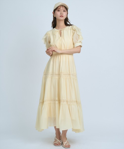 AND COUTURE(アンドクチュール)の「フリルスリーブレースティアードワンピース(ワンピース・レディース・オフホワイト/ネイビー/イエロー/グリーン・FREE)」の4枚目の写真