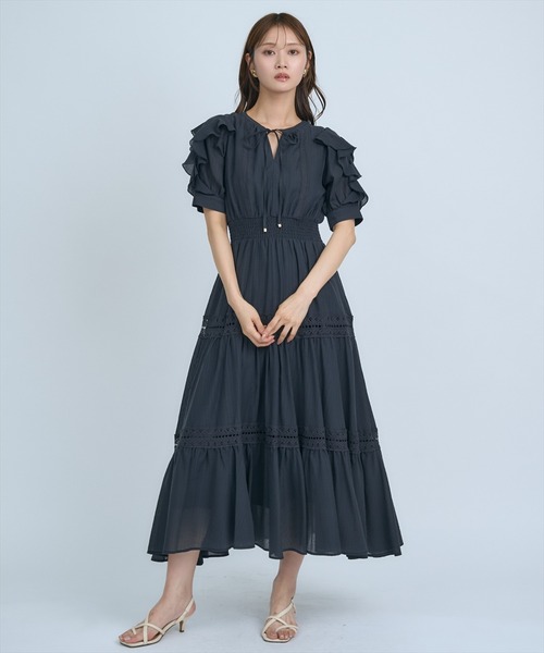 AND COUTURE(アンドクチュール)の「フリルスリーブレースティアードワンピース(ワンピース・レディース・オフホワイト/ネイビー/イエロー/グリーン・FREE)」の3枚目の写真
