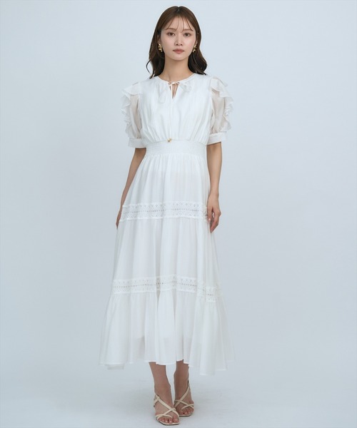 AND COUTURE(アンドクチュール)の「フリルスリーブレースティアードワンピース(ワンピース・レディース・オフホワイト/ネイビー/イエロー/グリーン・FREE)」の2枚目の写真