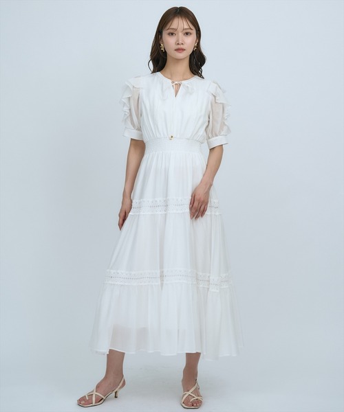 AND COUTURE(アンドクチュール)の「フリルスリーブレースティアードワンピース(ワンピース・レディース・オフホワイト/ネイビー/イエロー/グリーン・FREE)」の5枚目の写真