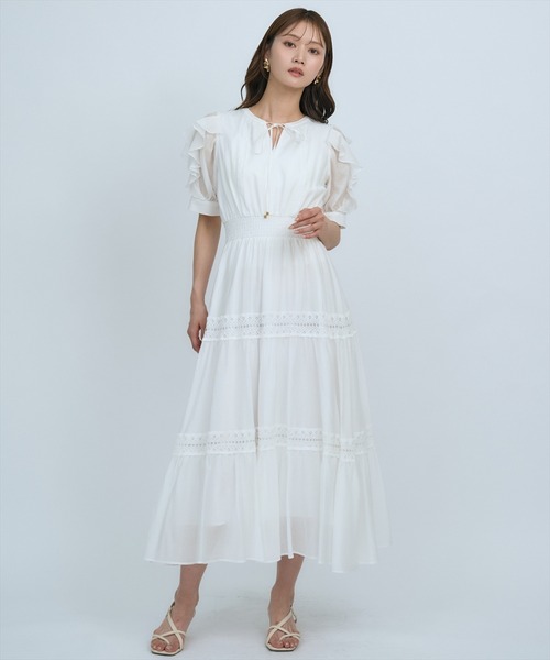 AND COUTURE(アンドクチュール)の「フリルスリーブレースティアードワンピース(ワンピース・レディース・オフホワイト/ネイビー/イエロー/グリーン・FREE)」の6枚目の写真