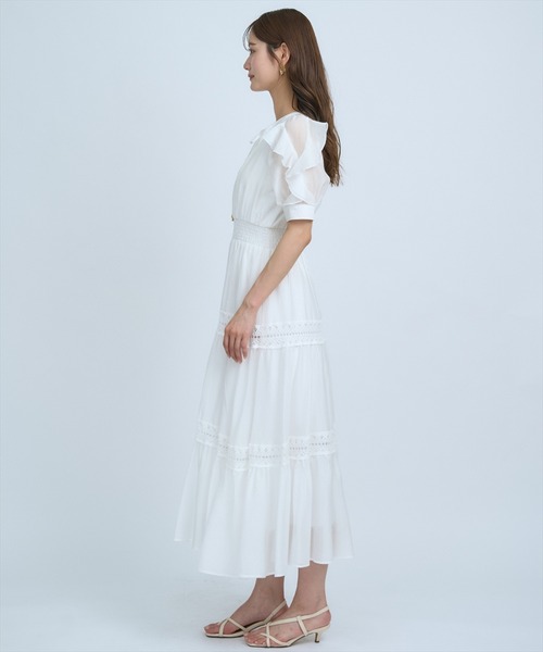 AND COUTURE(アンドクチュール)の「フリルスリーブレースティアードワンピース(ワンピース・レディース・オフホワイト/ネイビー/イエロー/グリーン・FREE)」の7枚目の写真