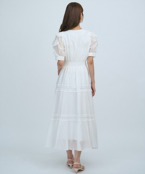 AND COUTURE(アンドクチュール)の「フリルスリーブレースティアードワンピース(ワンピース・レディース・オフホワイト/ネイビー/イエロー/グリーン・FREE)」の8枚目の写真