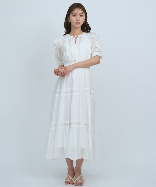 AND COUTURE(アンドクチュール)の「フリルスリーブレースティアードワンピース(ワンピース・レディース・オフホワイト/ネイビー/イエロー/グリーン・FREE)」の14枚目の写真