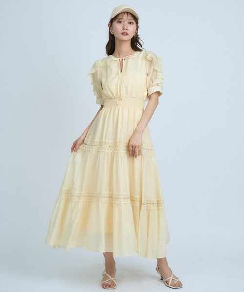 AND COUTURE(アンドクチュール)の「フリルスリーブレースティアードワンピース(ワンピース・レディース・オフホワイト/ネイビー/イエロー/グリーン・FREE)」の20枚目の写真