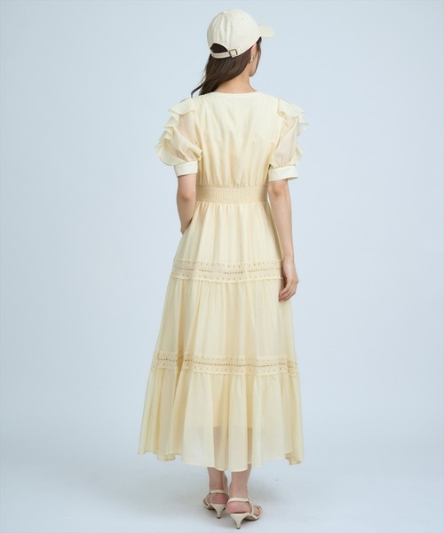 AND COUTURE(アンドクチュール)の「フリルスリーブレースティアードワンピース(ワンピース・レディース・オフホワイト/ネイビー/イエロー/グリーン・FREE)」の22枚目の写真
