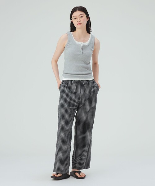 BEAMS HEART(ビームスハート)の「レイヤード風 ヘンリーネック タンクトップ(Tシャツ/カットソー・レディース・ダークブラウン/ライトグレー/ブラック・FREE)」の4枚目の写真